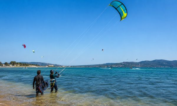 Kitesurf dans le Var : le spot idéal pour s’initier et progresser en Méditerranée